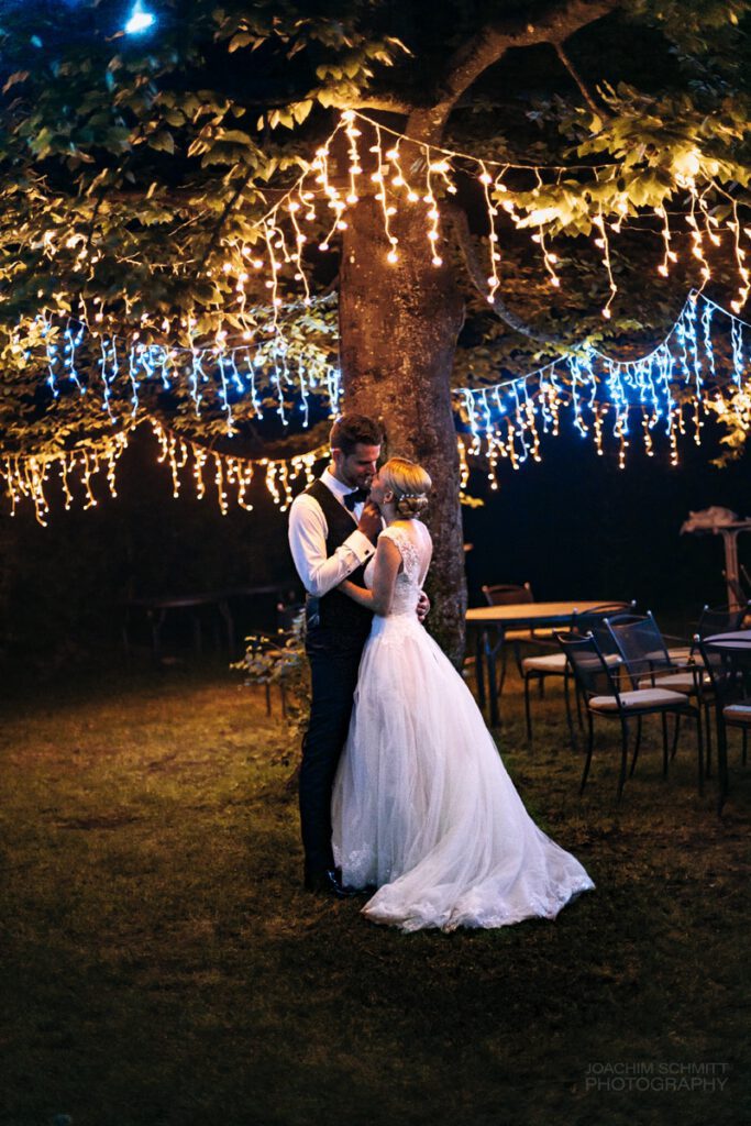joachimschmitt-hochzeitsfotograf-wuestenrot-brautpaar-unter-baum-lichterkette-JC5A9524-web joachimschmitt hochzeitsfotograf wuestenrot brautpaar unter baum lichterkette JC5A9524 web 1