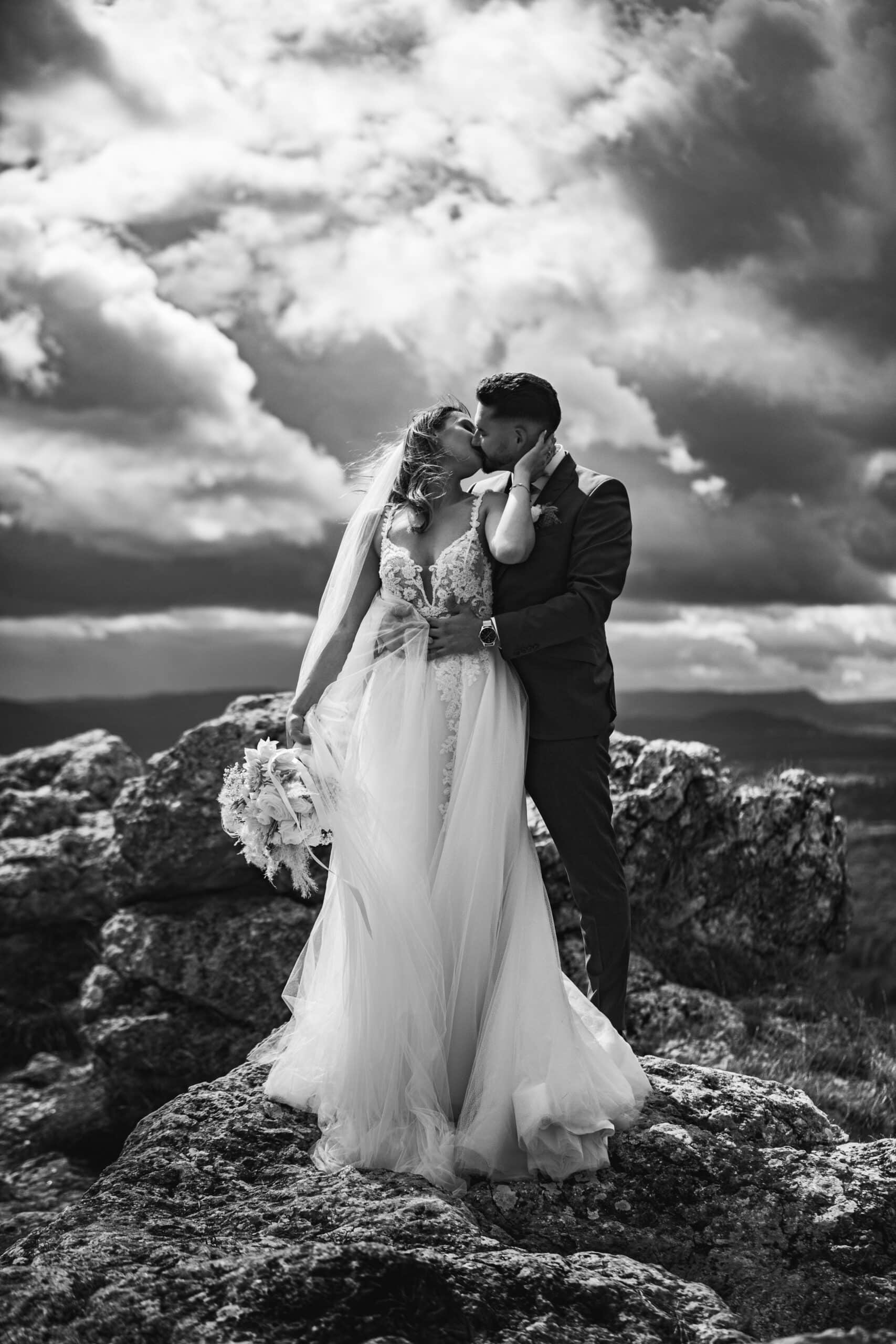 Hochzeitsfotograf Joachim schmitt photography brautpaar hohenstaufen berg hochzeitsbild dramtik berg regenwolken IMGL9617 Bearbeitet scaled