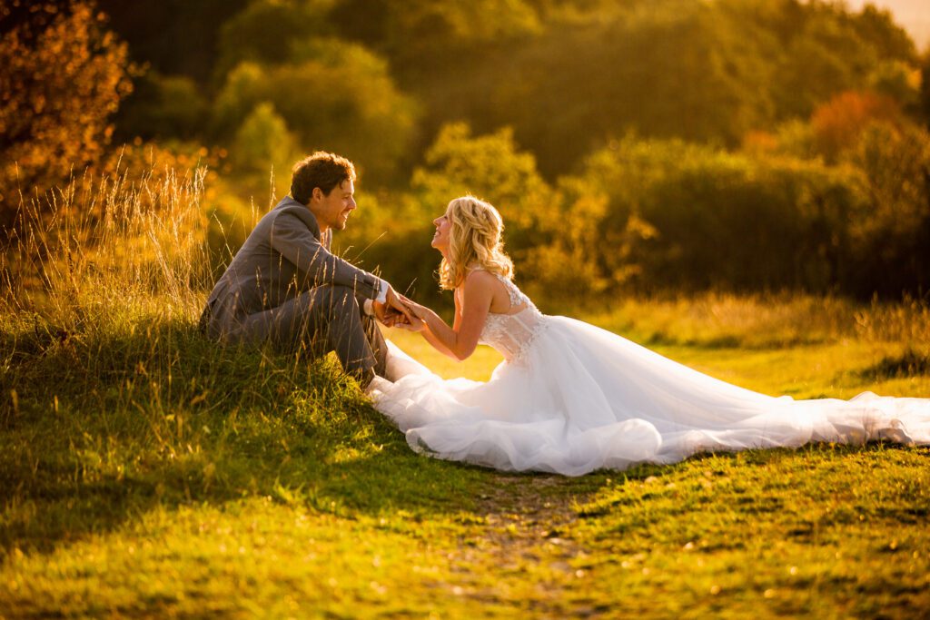 after wedding joachim schmitt photography brautpaar im sonnenuntergang betzenbuckel scaled